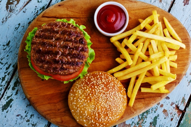 ארגון הבריאות העולמי יקבע: נקניקיות והמבורגרים מסרטנים כמו סיגריות