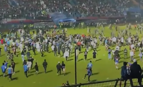 אינדונזיה: לפחות 129 הרוגים בהתפרעות באצטדיון