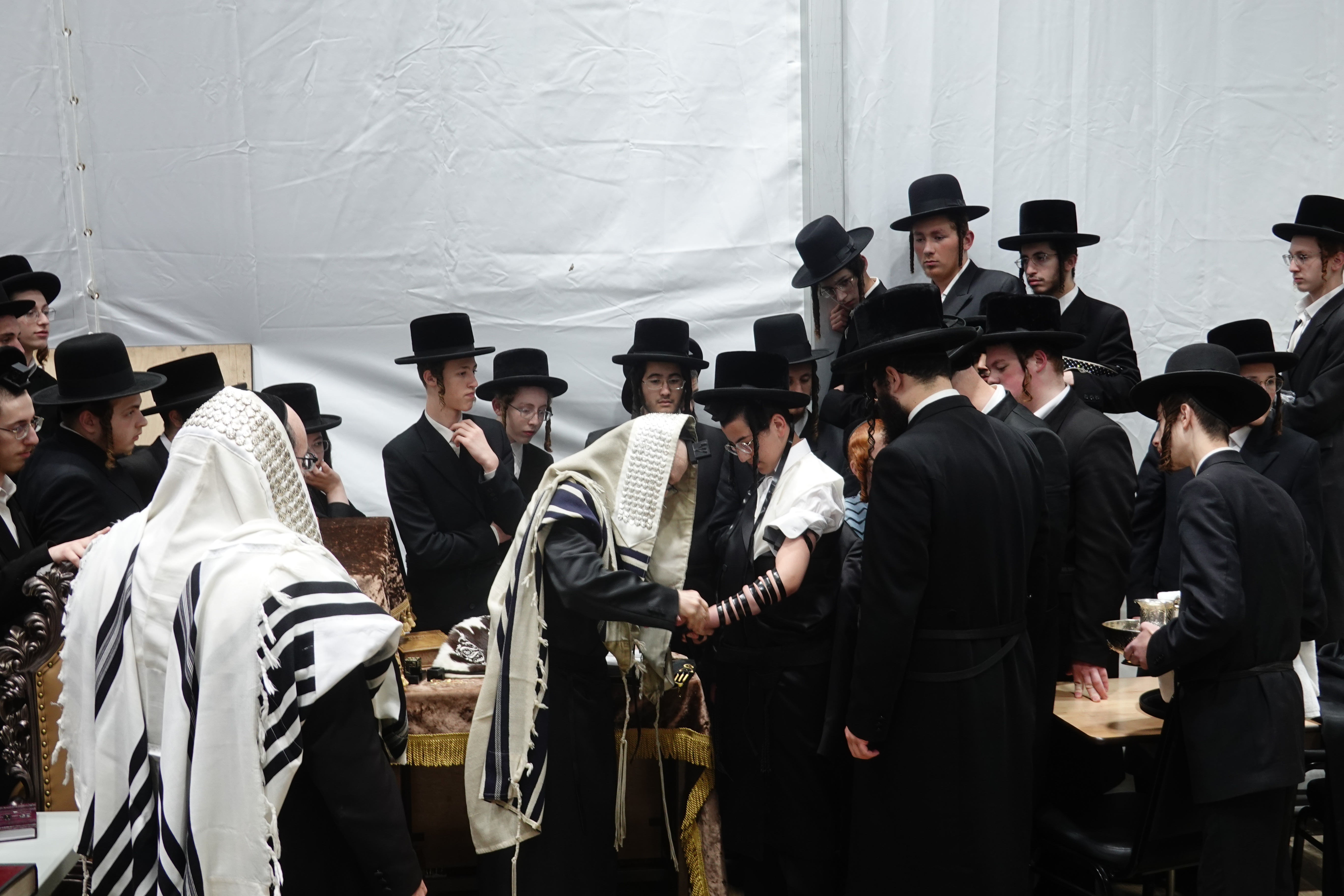 מעמד הנחת תפילין לנכד האדמו"ר מסערדאהעלי בקאנטרי