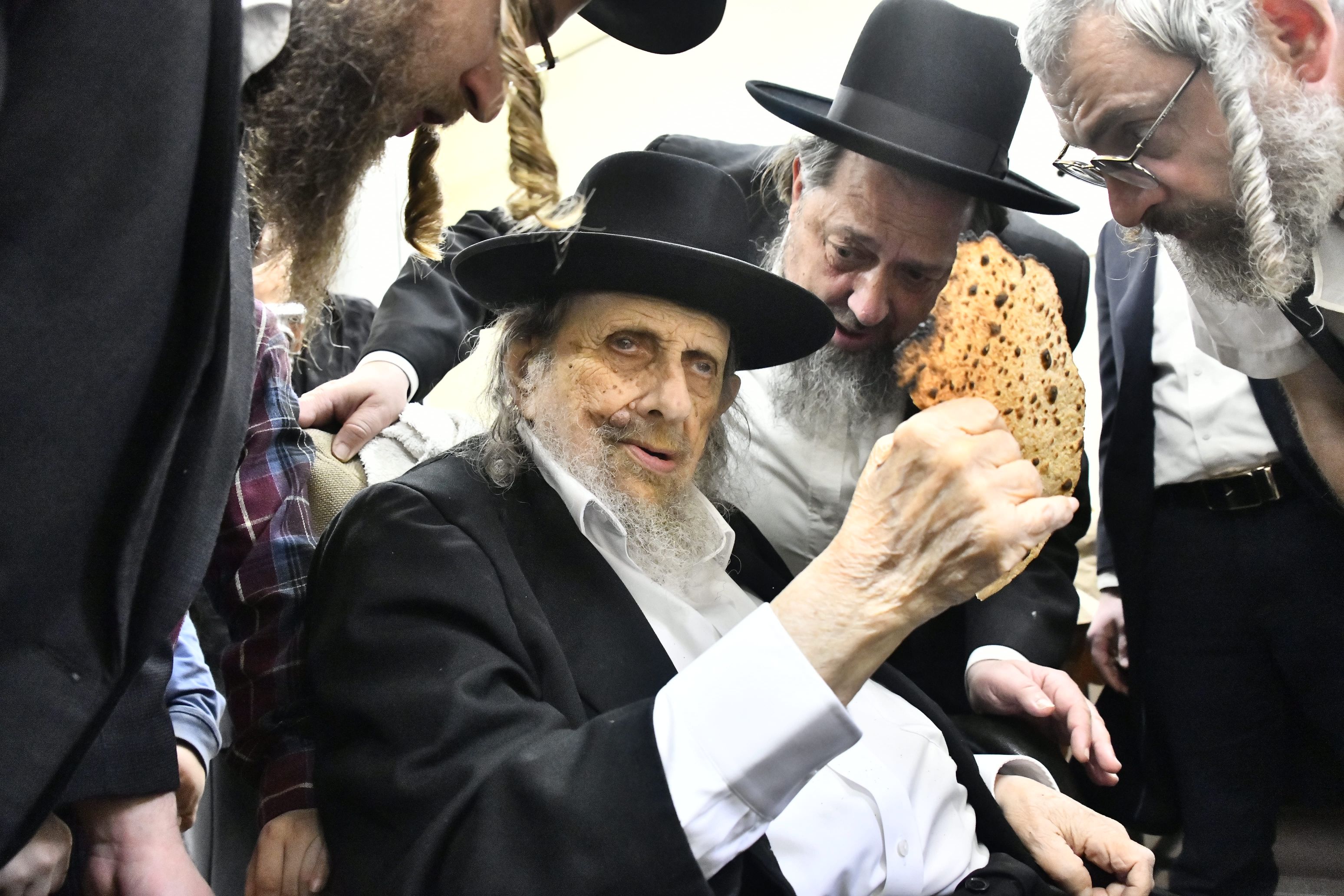 הגה"צ רבי אלטר דוד חיים שטרן באפיית מצות