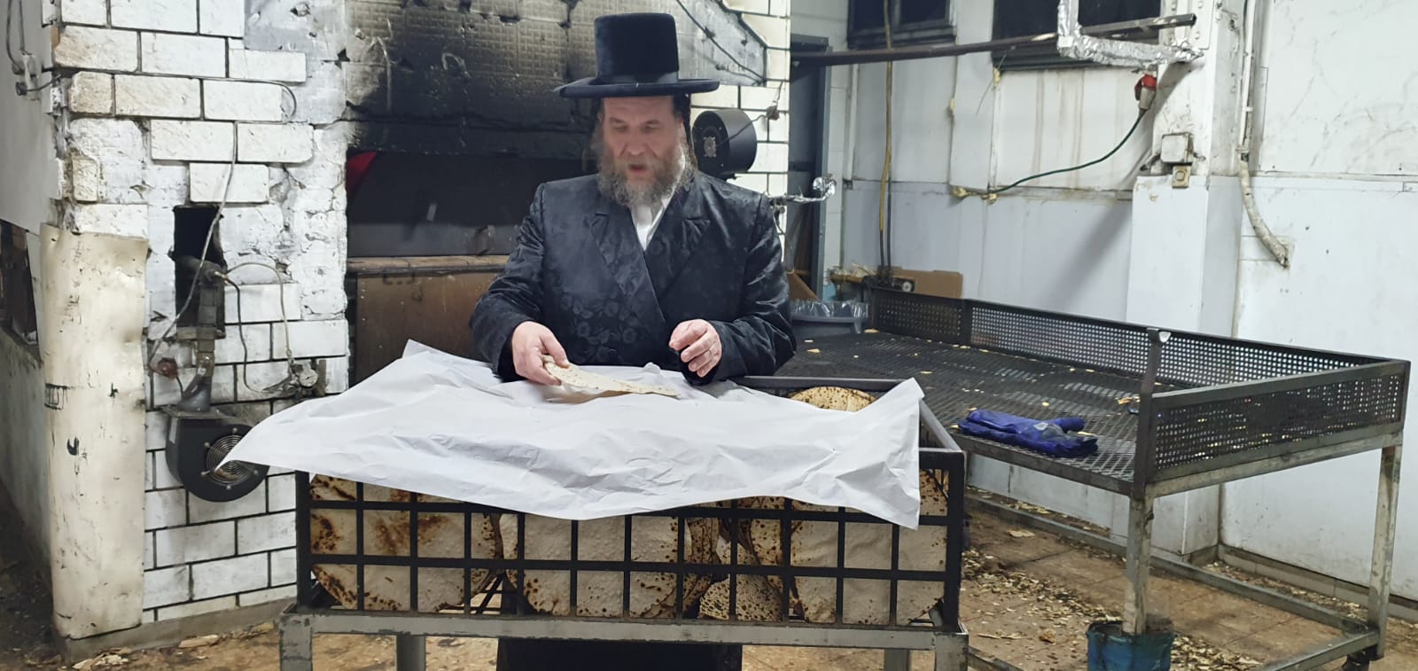 הרה"צ רבי יעקב מרדכי הגר באפיית מצות לאביו האדמו"ר מויז'ניץ