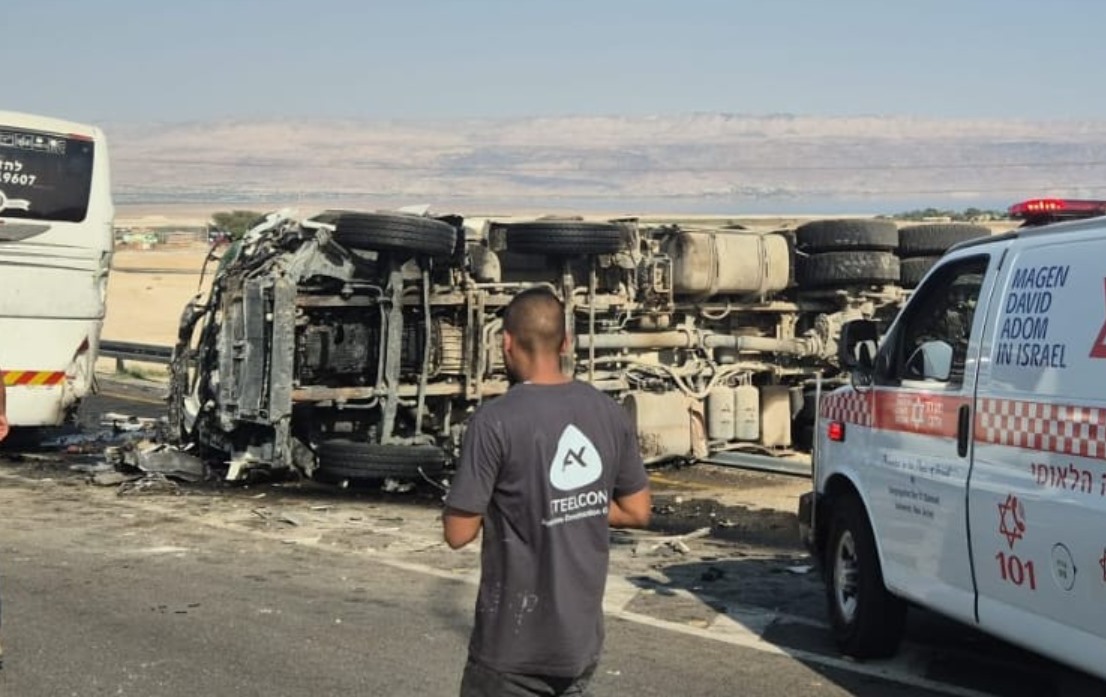 תאונת ענק בכביש 1: אוטובוס התנגש במשאית והתהפך - 30 פצועים בבתי החולים