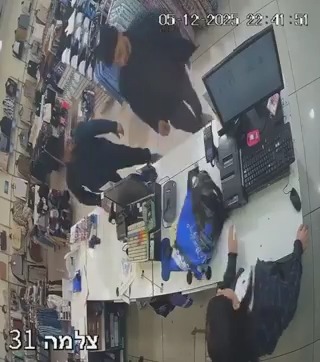 דאגה בבני ברק: גברים ערבים קנו חליפות וציציות - השב"כ מעורב בחקירה | תיעוד