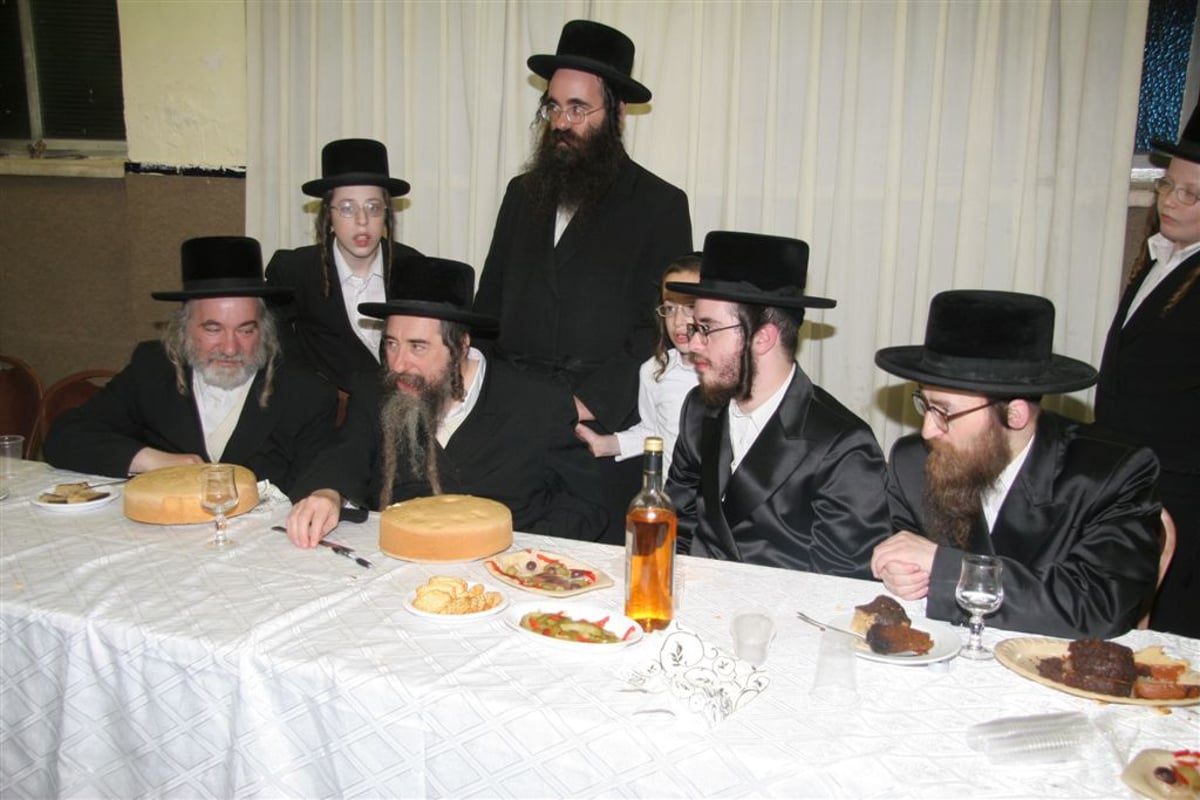 האירוסין בחצר האדמו"ר מרחמסטרויקא