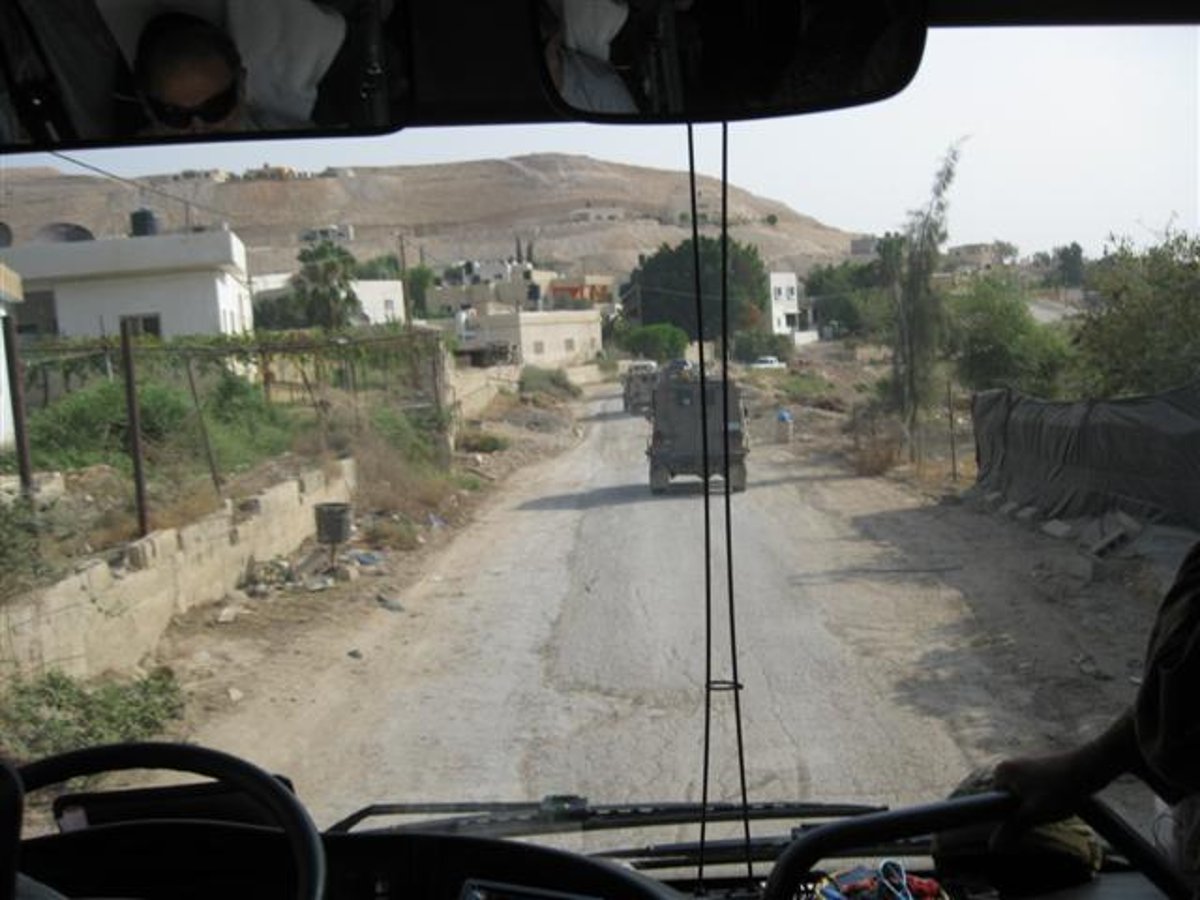 צפו בוידאו: הפלסטינים וצה"ל ליוו מתפללים ליריחו