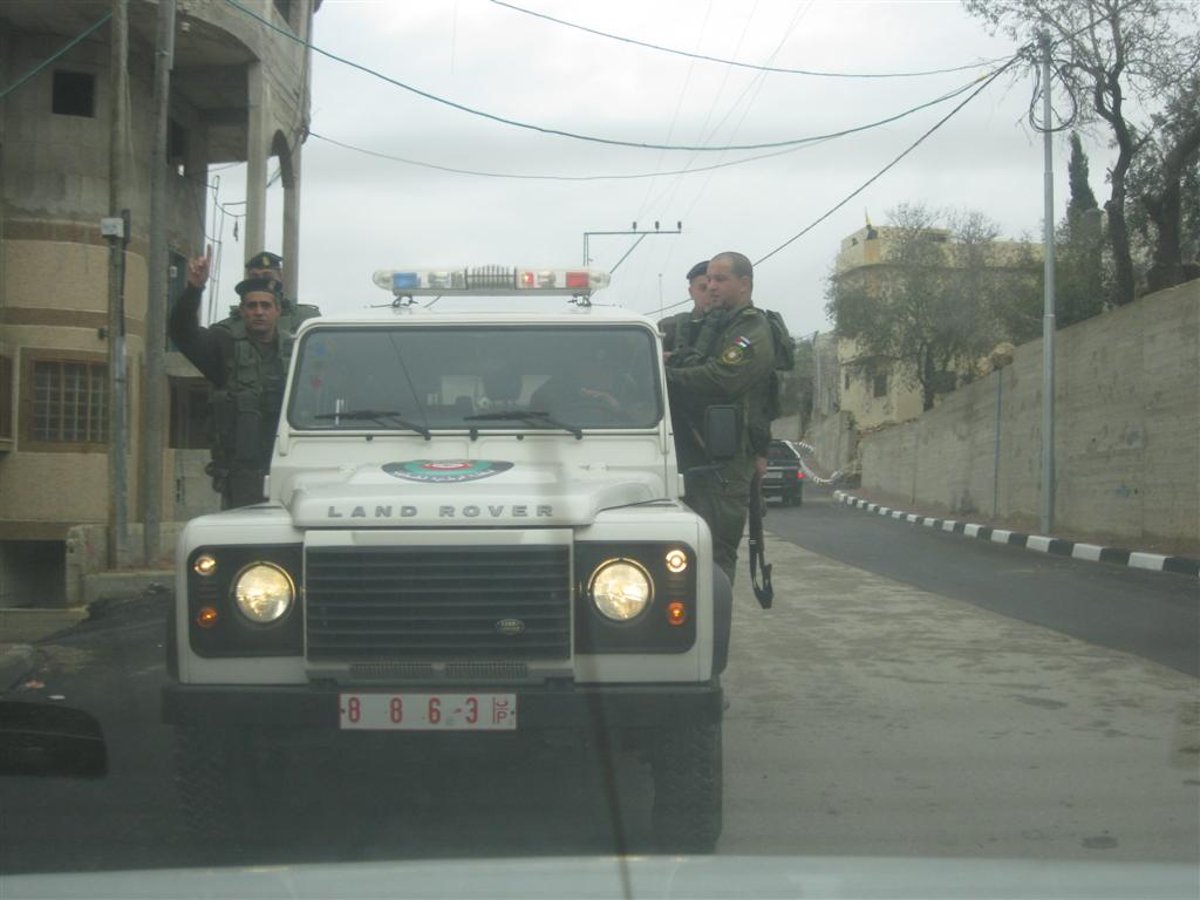 הרב מצגר התקבל בכפר יאסין עם דגלי פלסטין