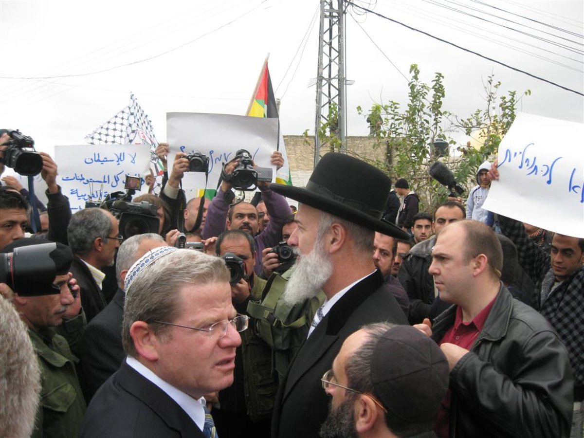 הרב מצגר התקבל בכפר יאסין עם דגלי פלסטין