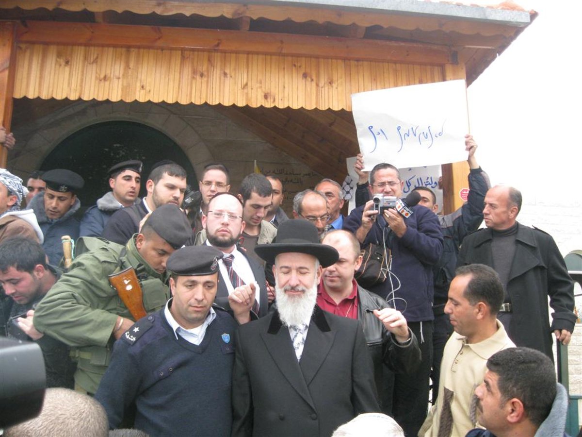 הרב מצגר התקבל בכפר יאסין עם דגלי פלסטין