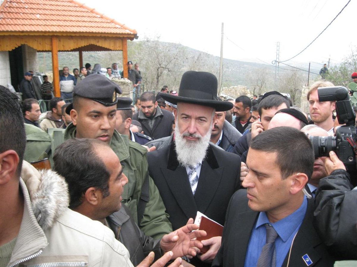 הרב מצגר התקבל בכפר יאסין עם דגלי פלסטין