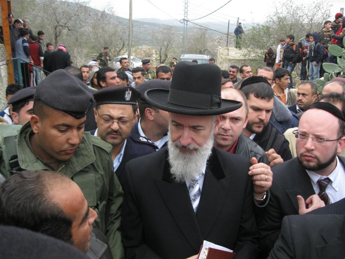 הרב מצגר התקבל בכפר יאסין עם דגלי פלסטין