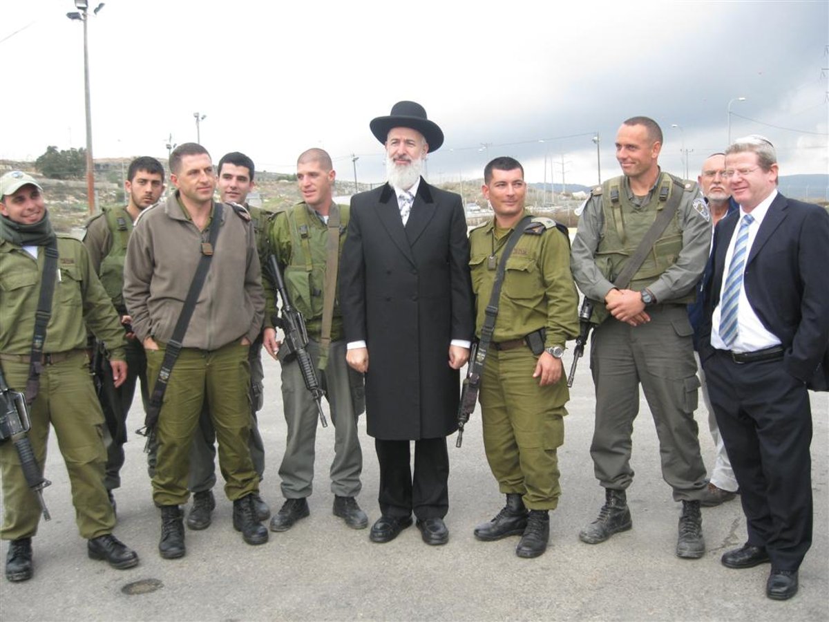 הרב מצגר התקבל בכפר יאסין עם דגלי פלסטין