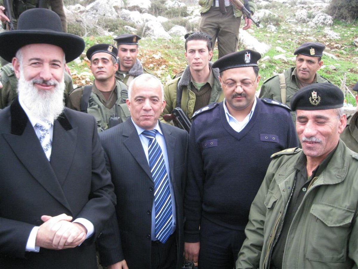 הרב מצגר התקבל בכפר יאסין עם דגלי פלסטין