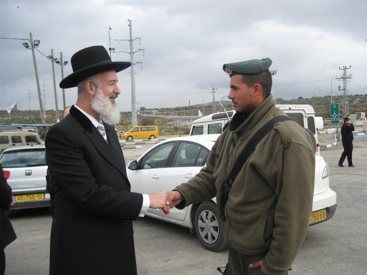 הרב מצגר התקבל בכפר יאסין עם דגלי פלסטין