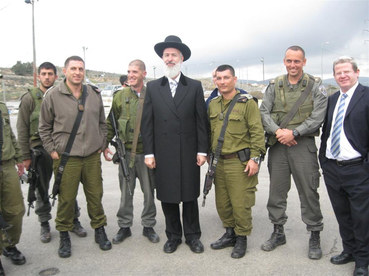 הרב מצגר התקבל בכפר יאסין עם דגלי פלסטין