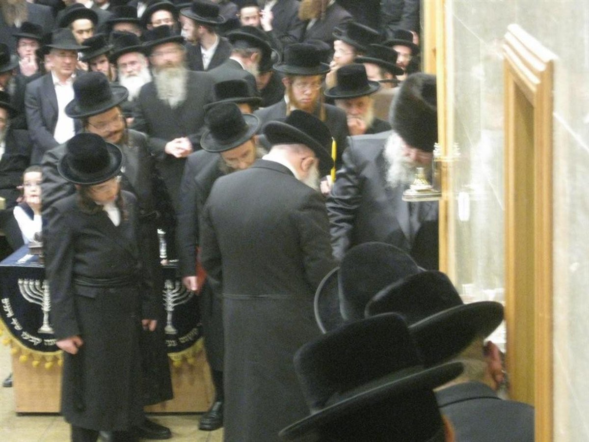 נר חמישי: הדלקת נר חנוכה בחצר בעלזא ●  וידאו מיוחד