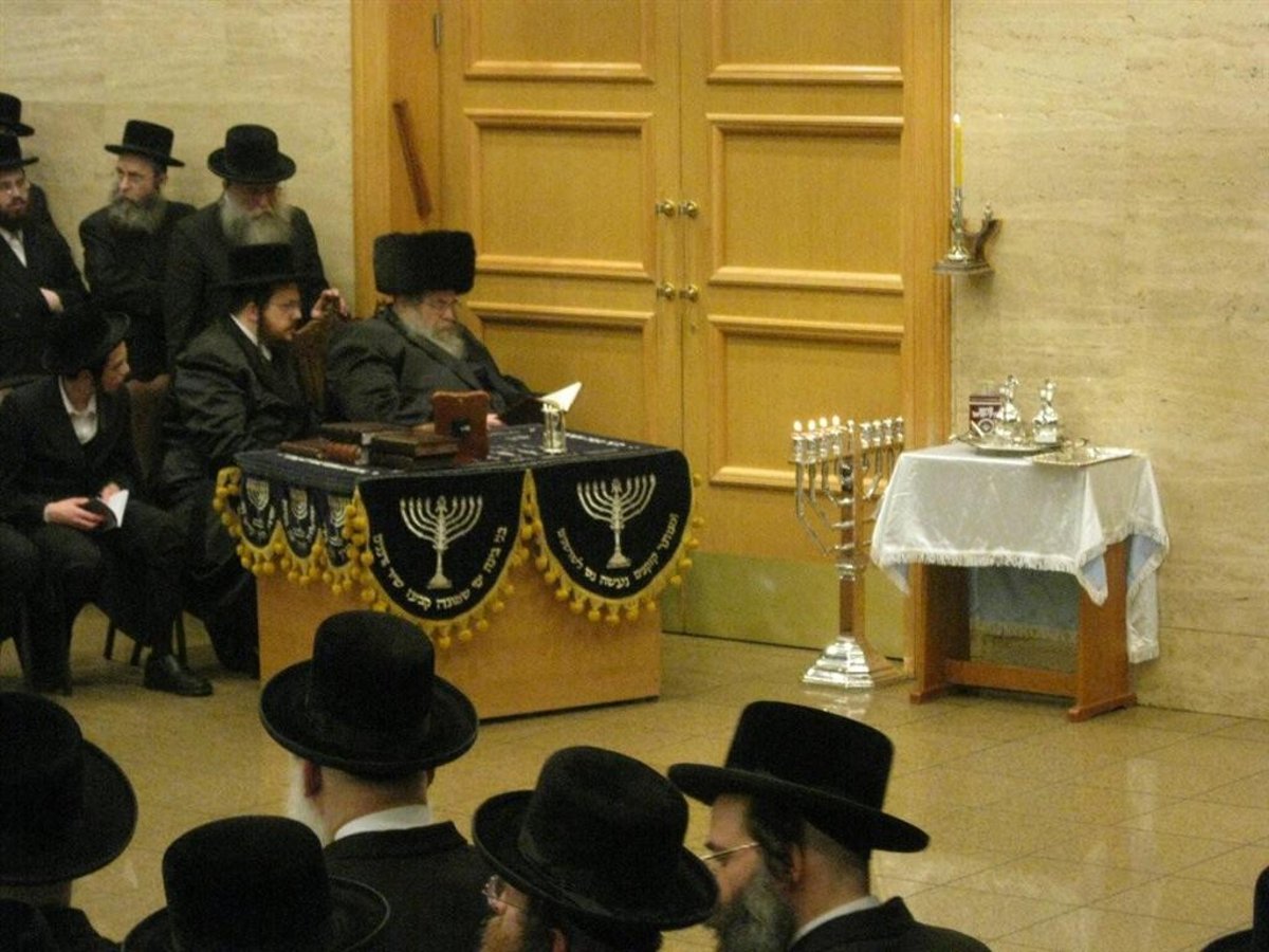 נר חמישי: הדלקת נר חנוכה בחצר בעלזא ●  וידאו מיוחד