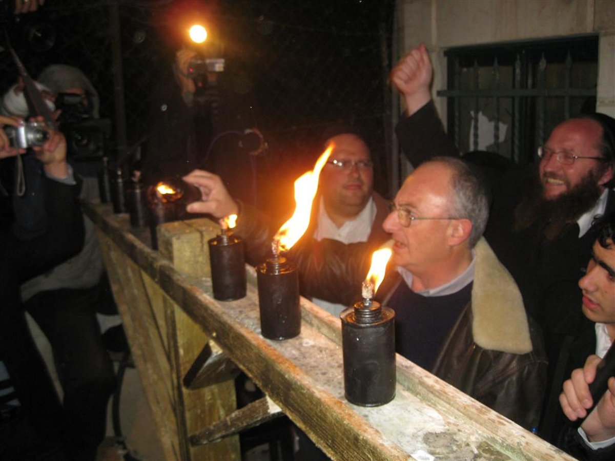 זקן העסקנים החרדים הגיע להדליק בשכונת המריבה