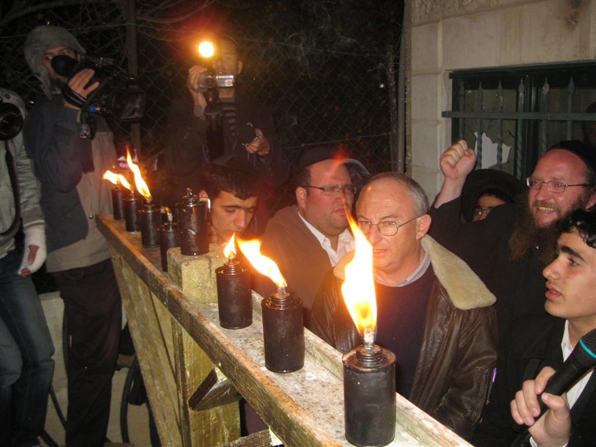 זקן העסקנים החרדים הגיע להדליק בשכונת המריבה