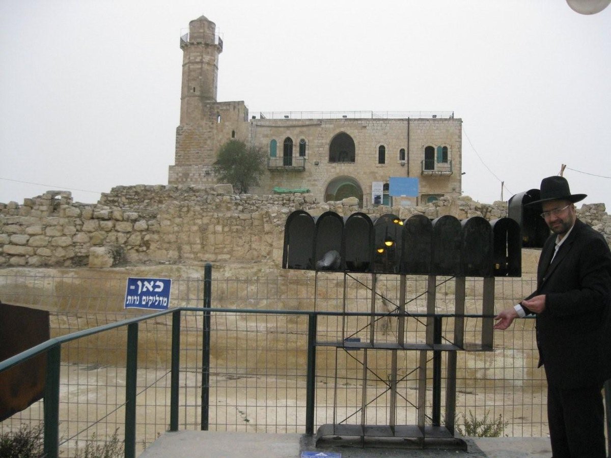 הרב שלום סבג שליט"א בהדלקת נרות חנוכה