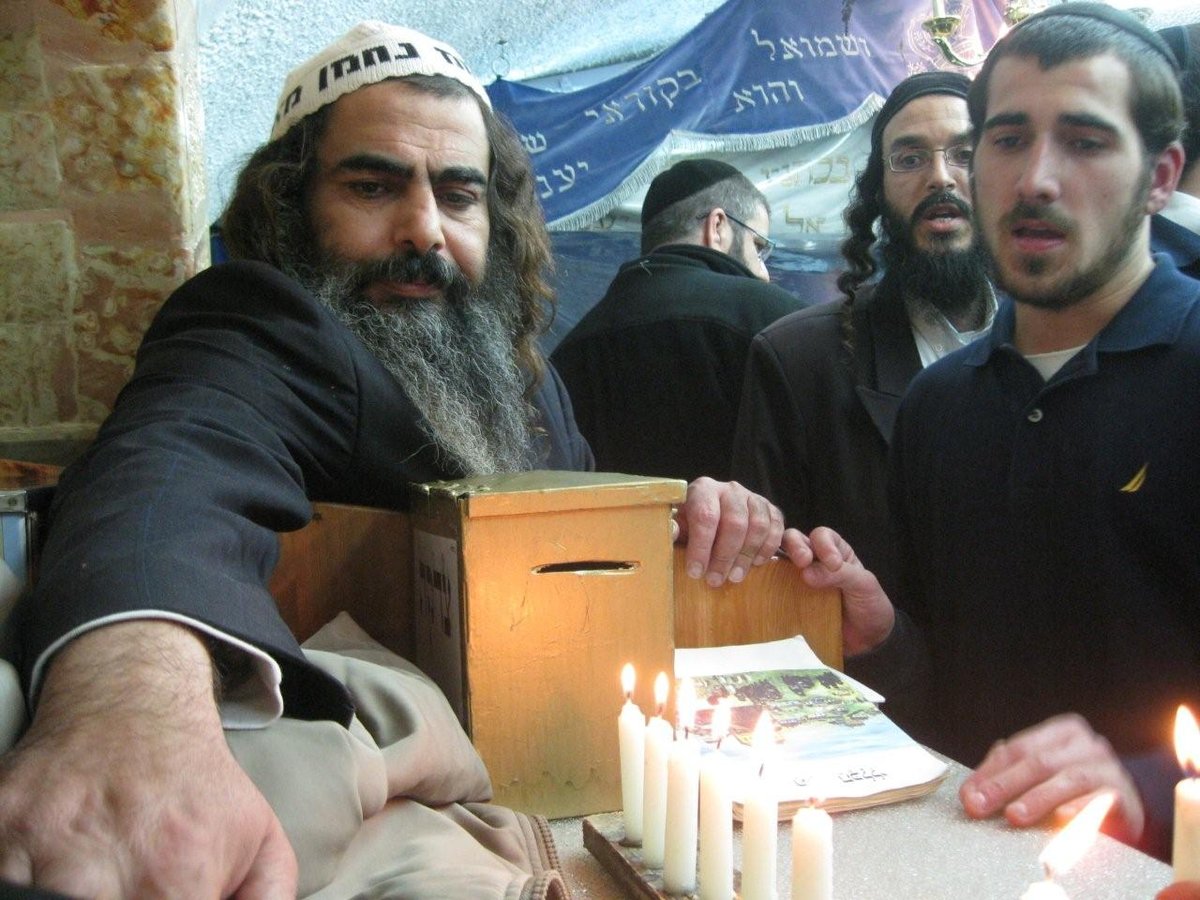 הרב שלום סבג שליט"א בהדלקת נרות חנוכה