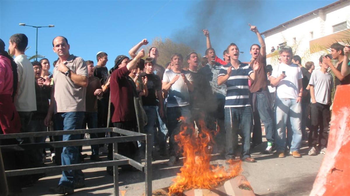 מאות נערים חוללו מהומה; הכוחות נסוגו בבושת פנים