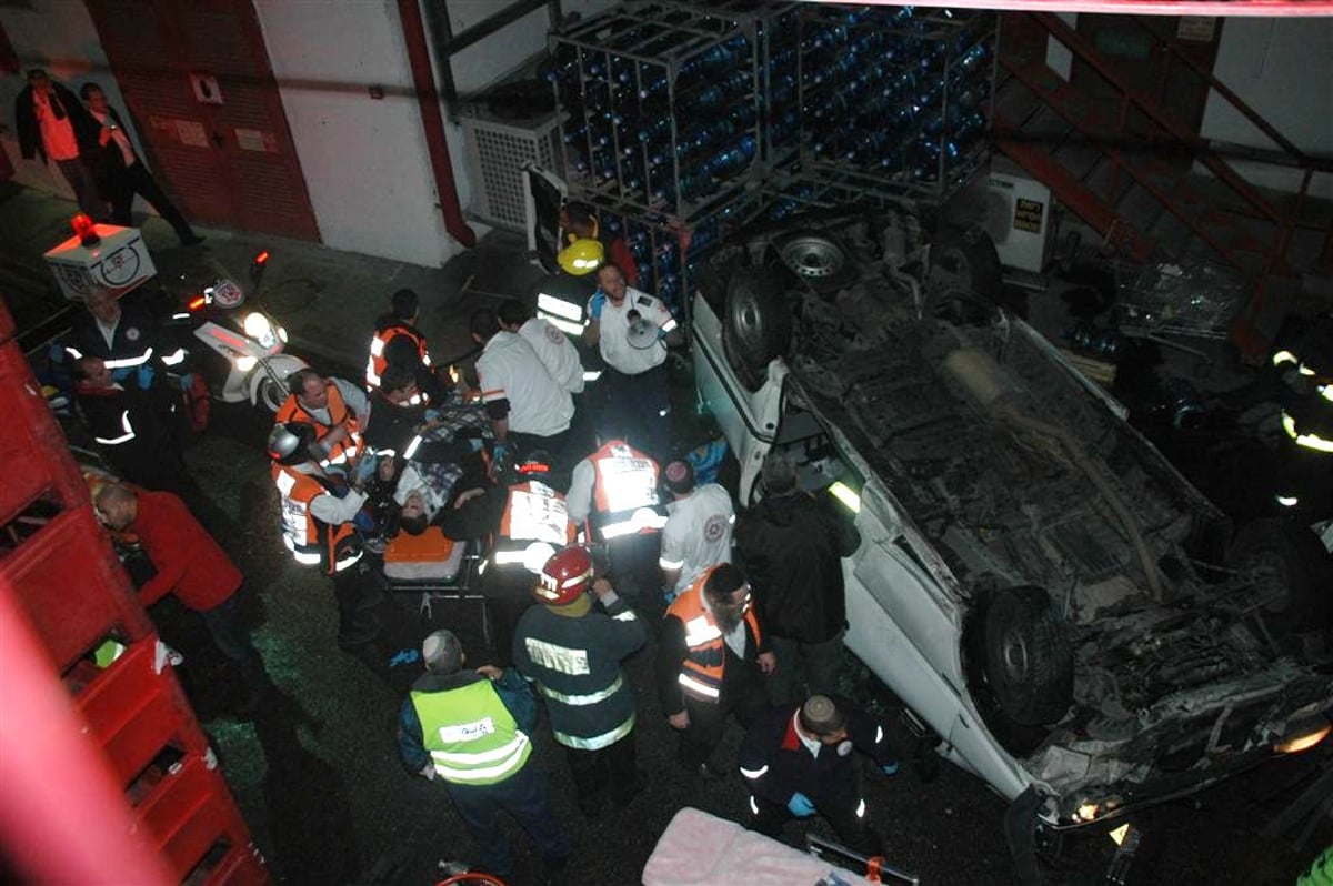צפו: הרכב עף באויר ונחת בחצר מפעל קוקה קולה