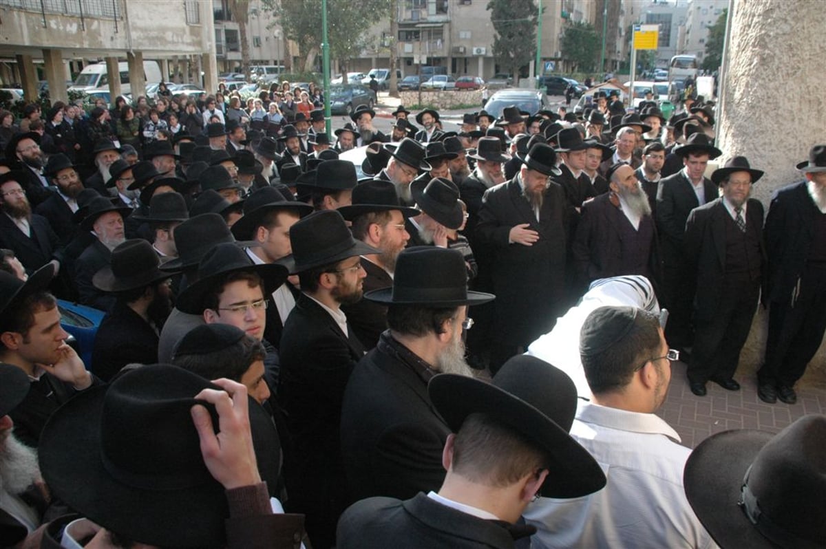 בדרכו האחרונה: מאות בהלווית הרב ינובסקי