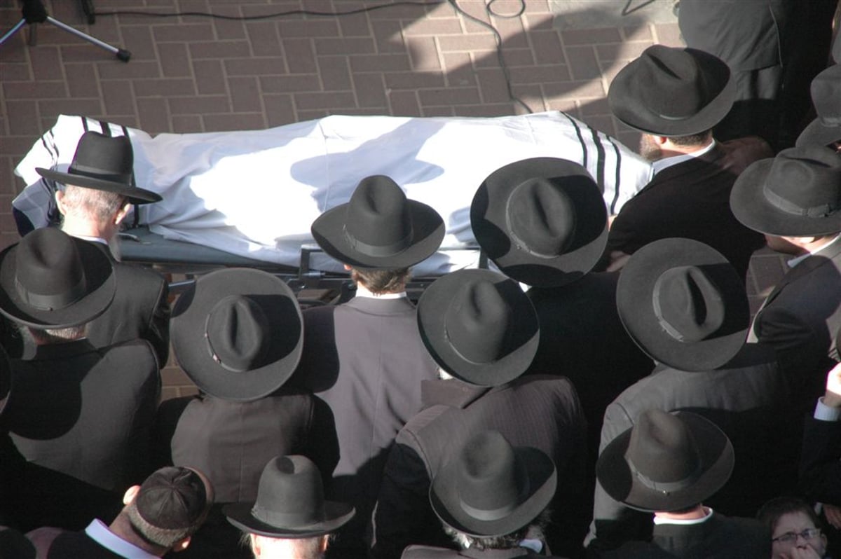 בדרכו האחרונה: מאות בהלווית הרב ינובסקי