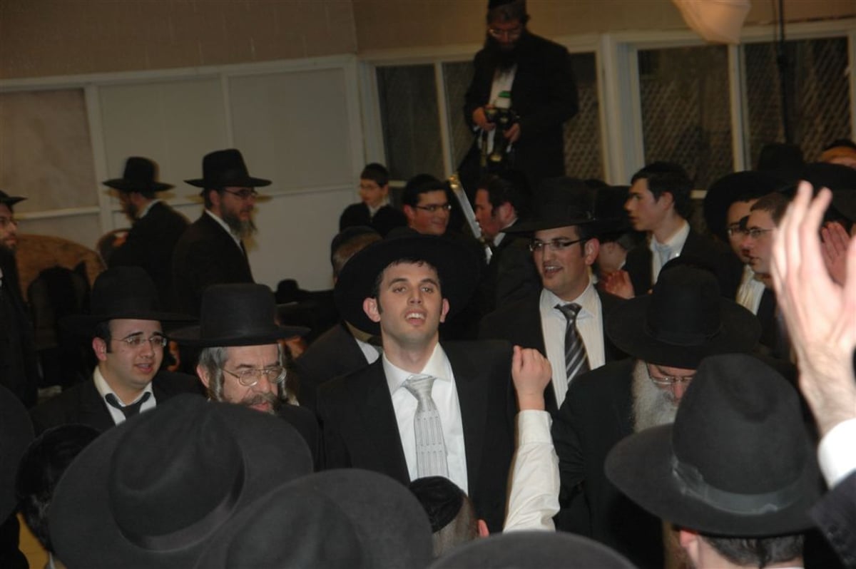 רגעים לפני מות אביו: צפו בחתן רוקד, אתמול בב"ב