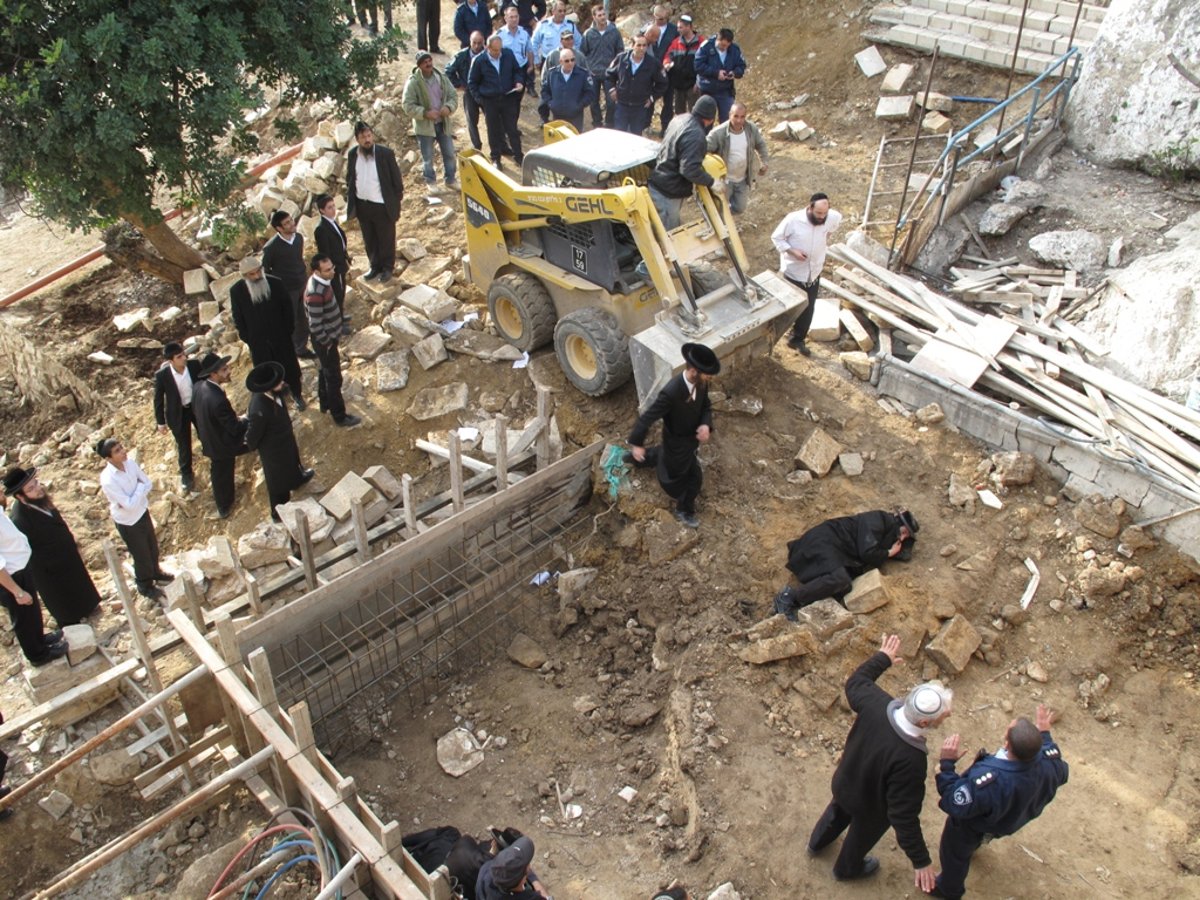 במסירות נפש: אברכים עצרו בגופם את החפירות