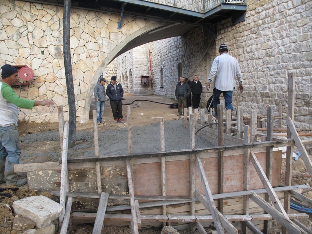 במסירות נפש: אברכים עצרו בגופם את החפירות