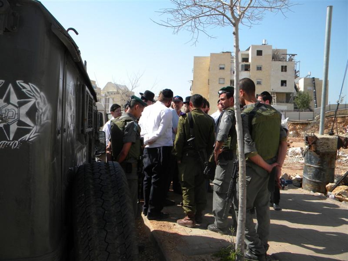 החרדים חילקו רוגלעך, הפקחים חילקו צווי הריסה