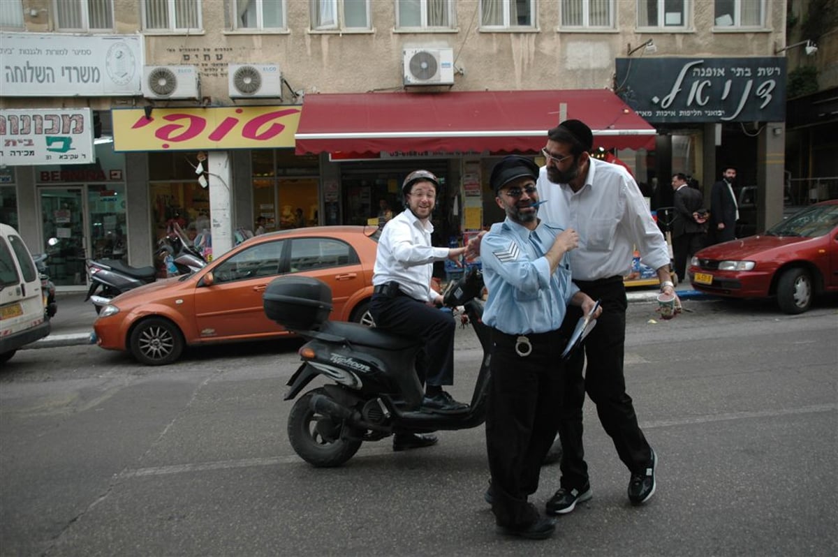 שחקן התחפש לשוטר וחילק דוחו"ת לתושבים ההמומים