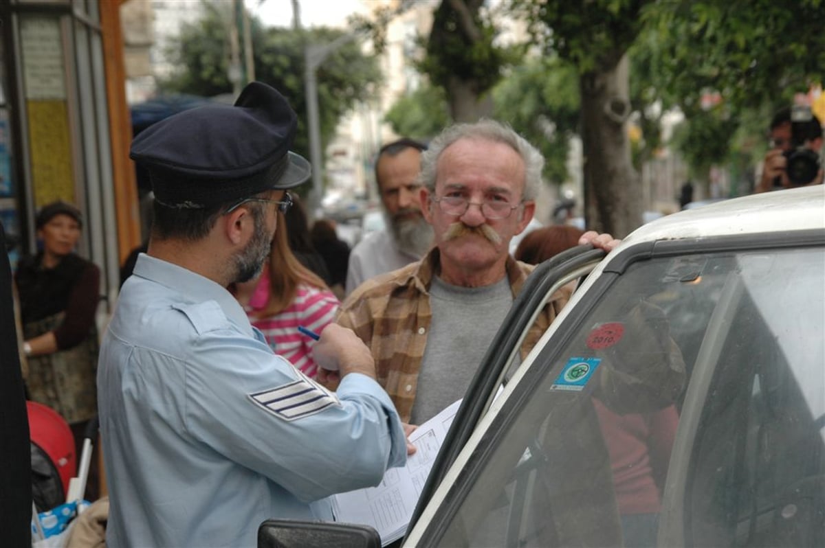 שחקן התחפש לשוטר וחילק דוחו"ת לתושבים ההמומים