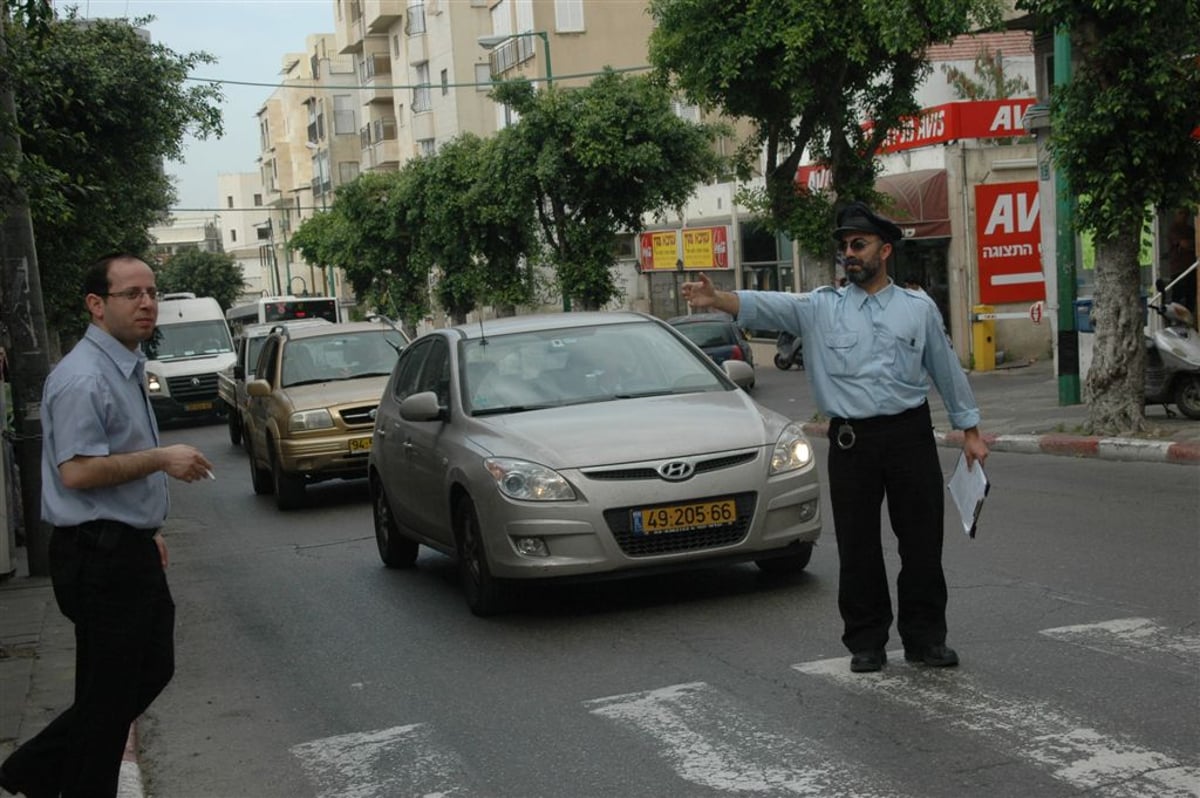 שחקן התחפש לשוטר וחילק דוחו"ת לתושבים ההמומים