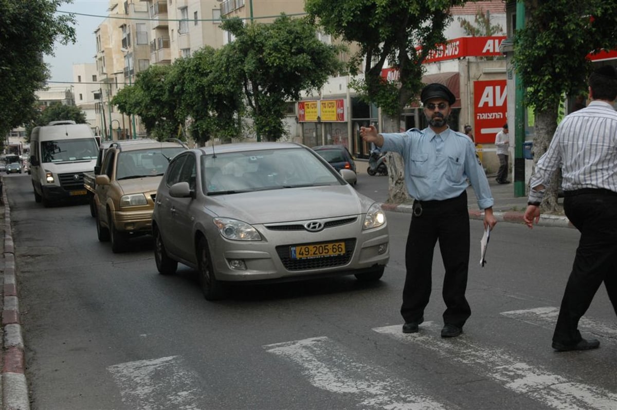 שחקן התחפש לשוטר וחילק דוחו"ת לתושבים ההמומים