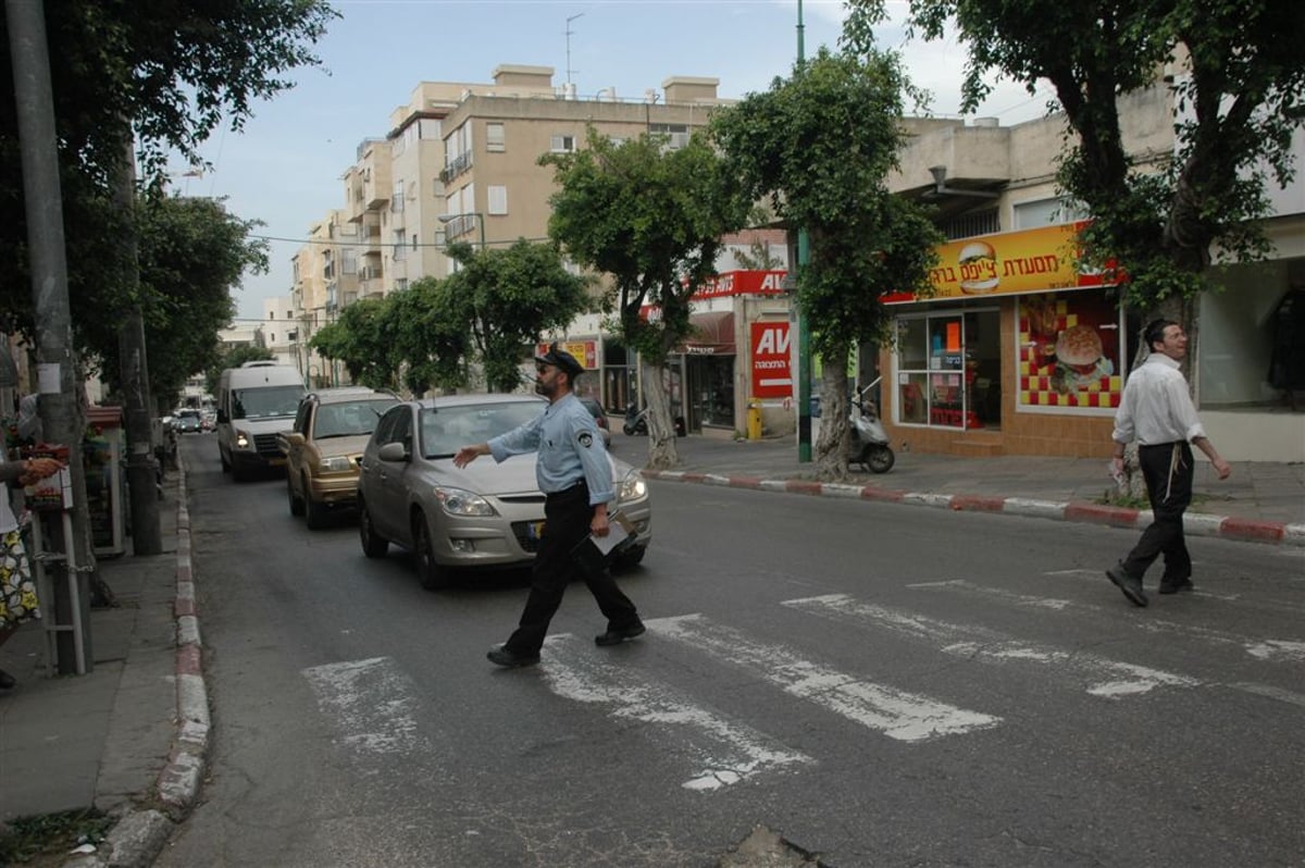 שחקן התחפש לשוטר וחילק דוחו"ת לתושבים ההמומים