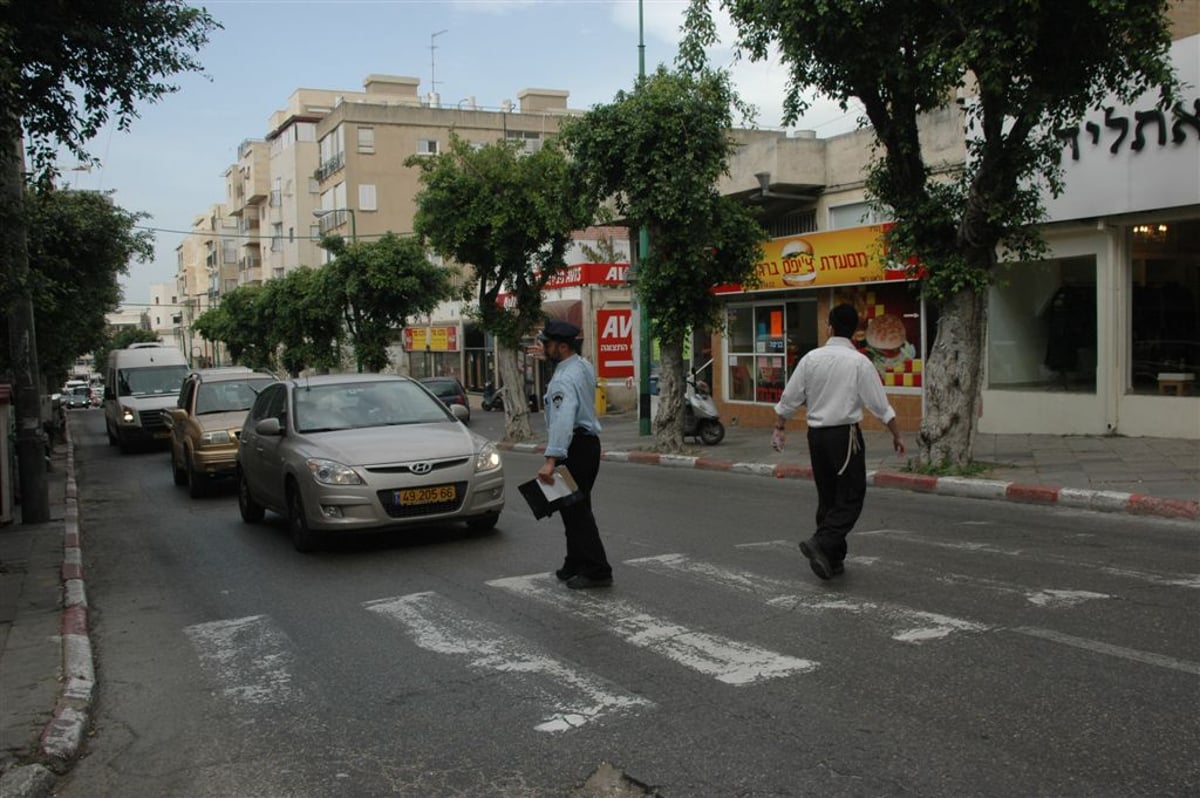 שחקן התחפש לשוטר וחילק דוחו"ת לתושבים ההמומים