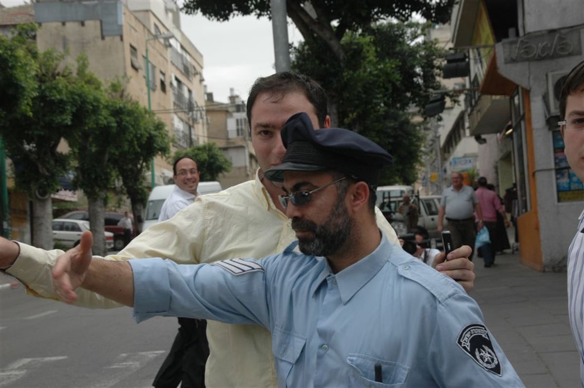 שחקן התחפש לשוטר וחילק דוחו"ת לתושבים ההמומים