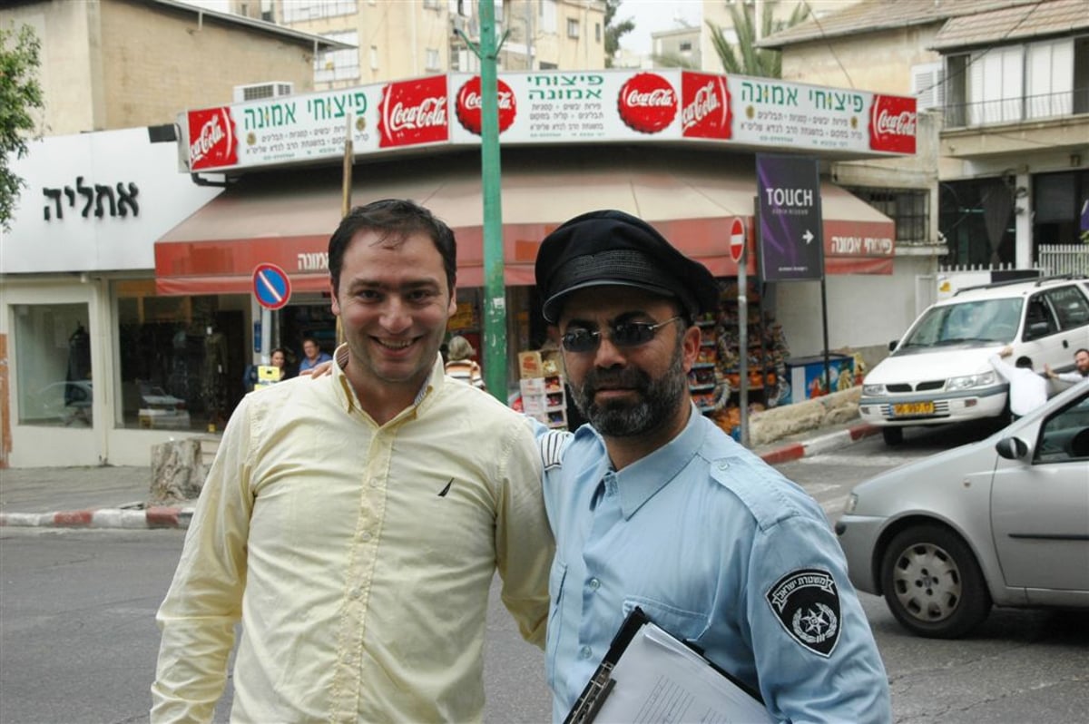 שחקן התחפש לשוטר וחילק דוחו"ת לתושבים ההמומים