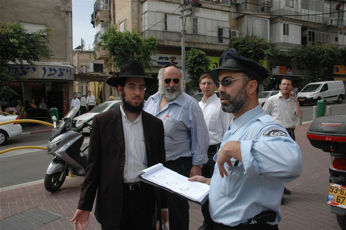 שחקן התחפש לשוטר וחילק דוחו"ת לתושבים ההמומים