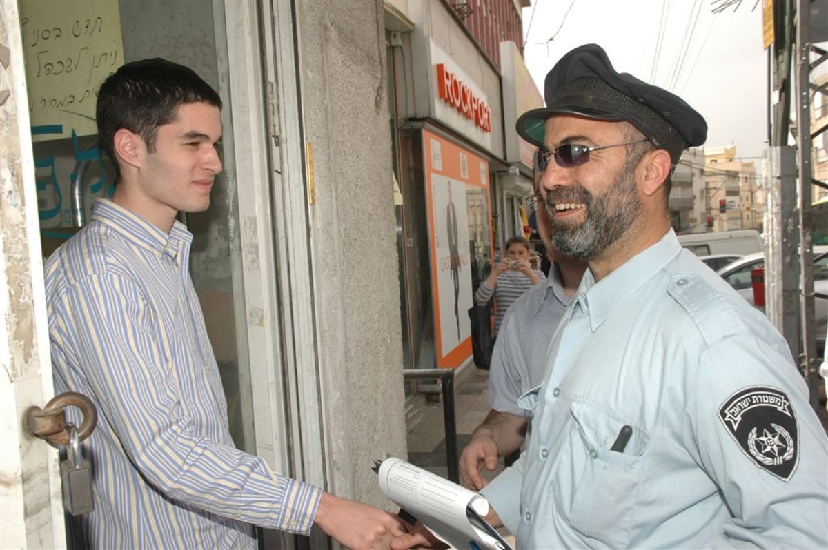 שחקן התחפש לשוטר וחילק דוחו"ת לתושבים ההמומים