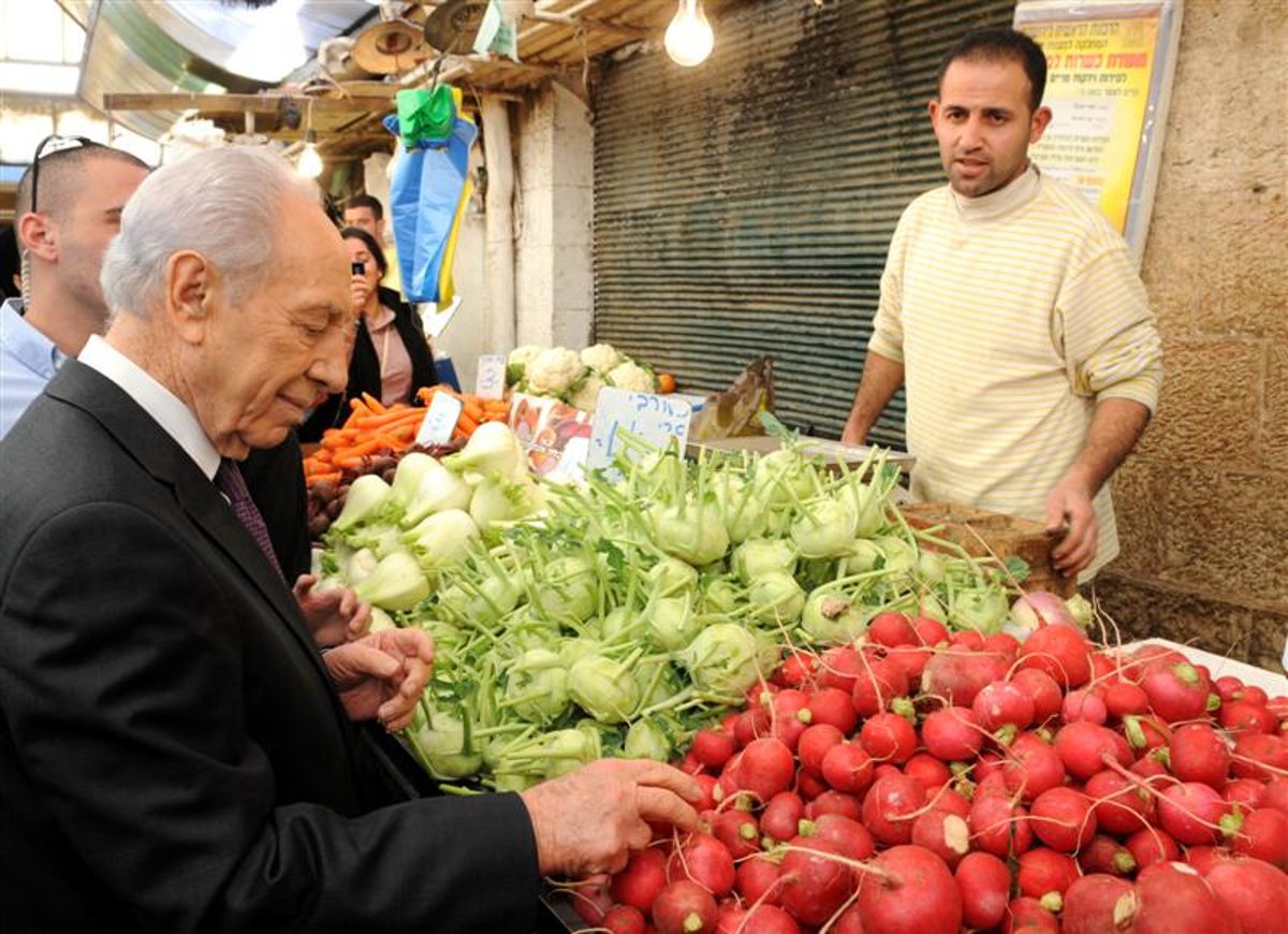 הנשיא פרס שיחק שש בש עם יהודי חרדי בשוק מחנה יהודה