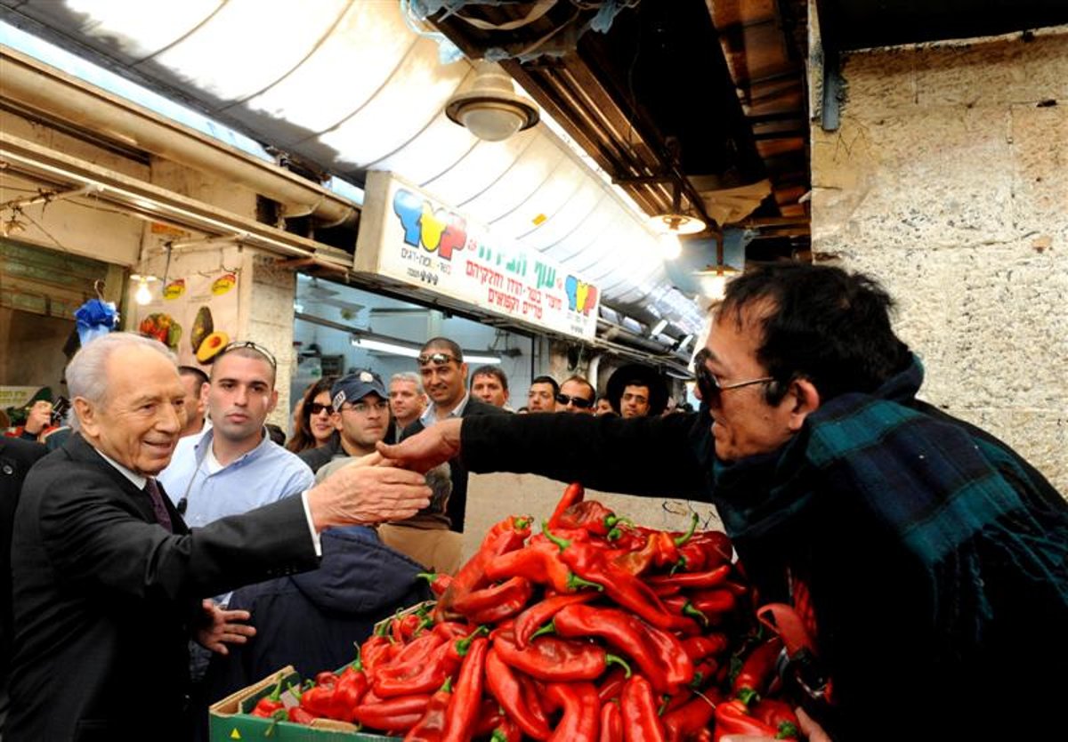 הנשיא פרס שיחק שש בש עם יהודי חרדי בשוק מחנה יהודה