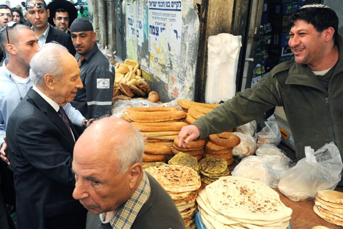 הנשיא פרס שיחק שש בש עם יהודי חרדי בשוק מחנה יהודה