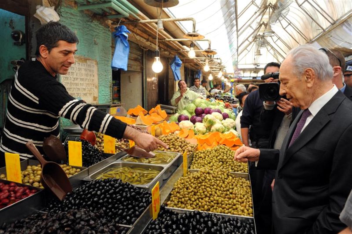 הנשיא פרס שיחק שש בש עם יהודי חרדי בשוק מחנה יהודה