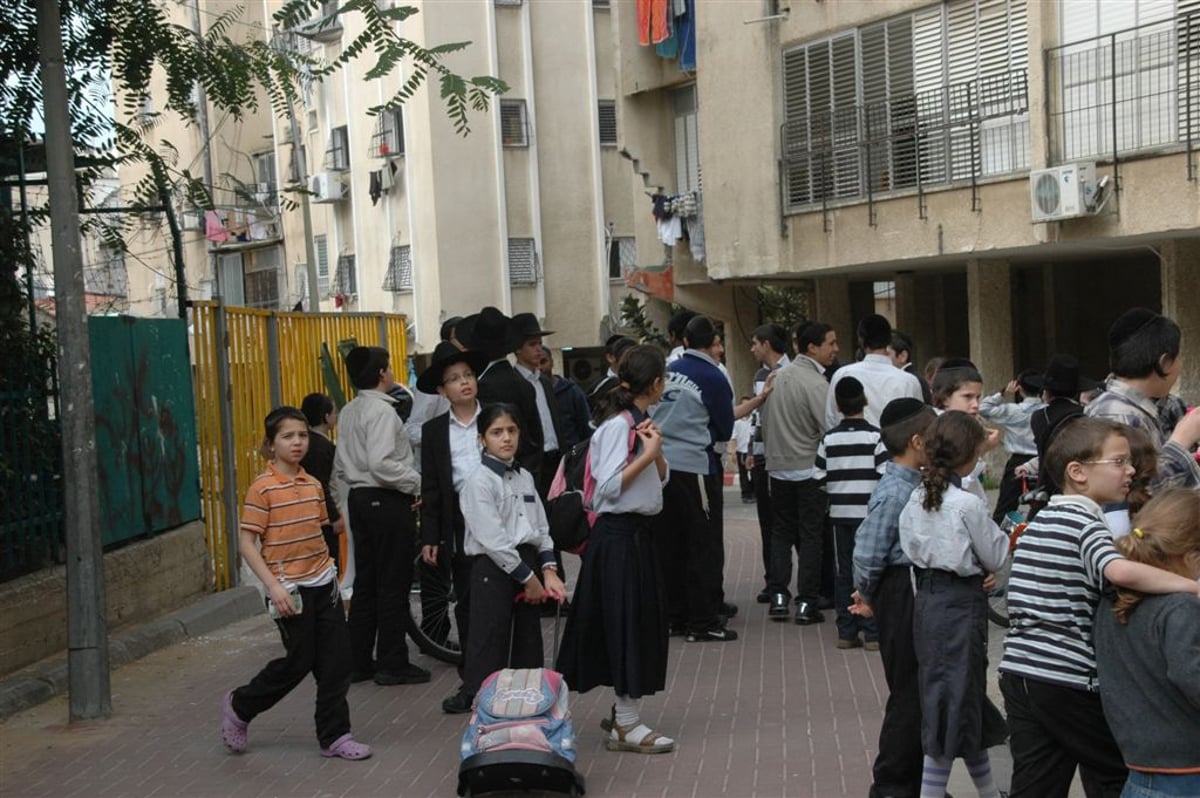 שוטרים פשטו על בני-ברק וחשפו מצבור נפצים. צפו