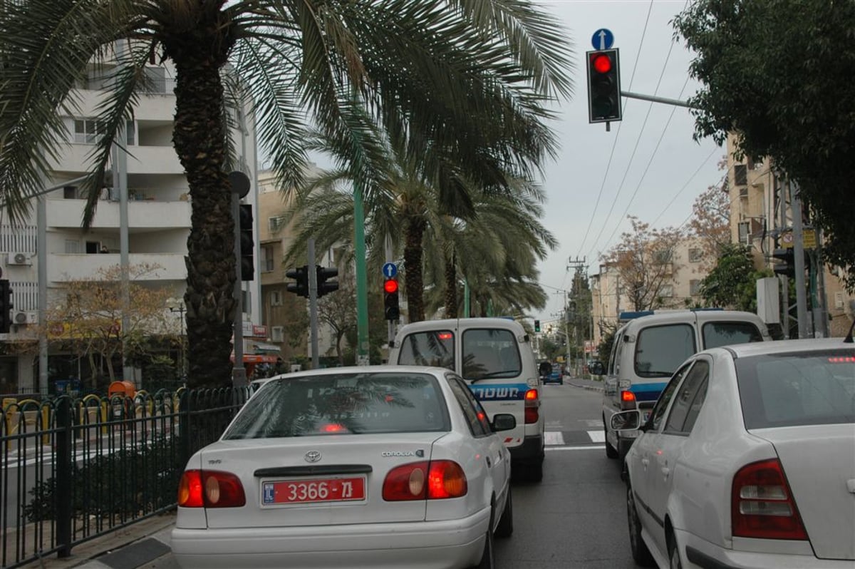 שוטרים פשטו על בני-ברק וחשפו מצבור נפצים. צפו