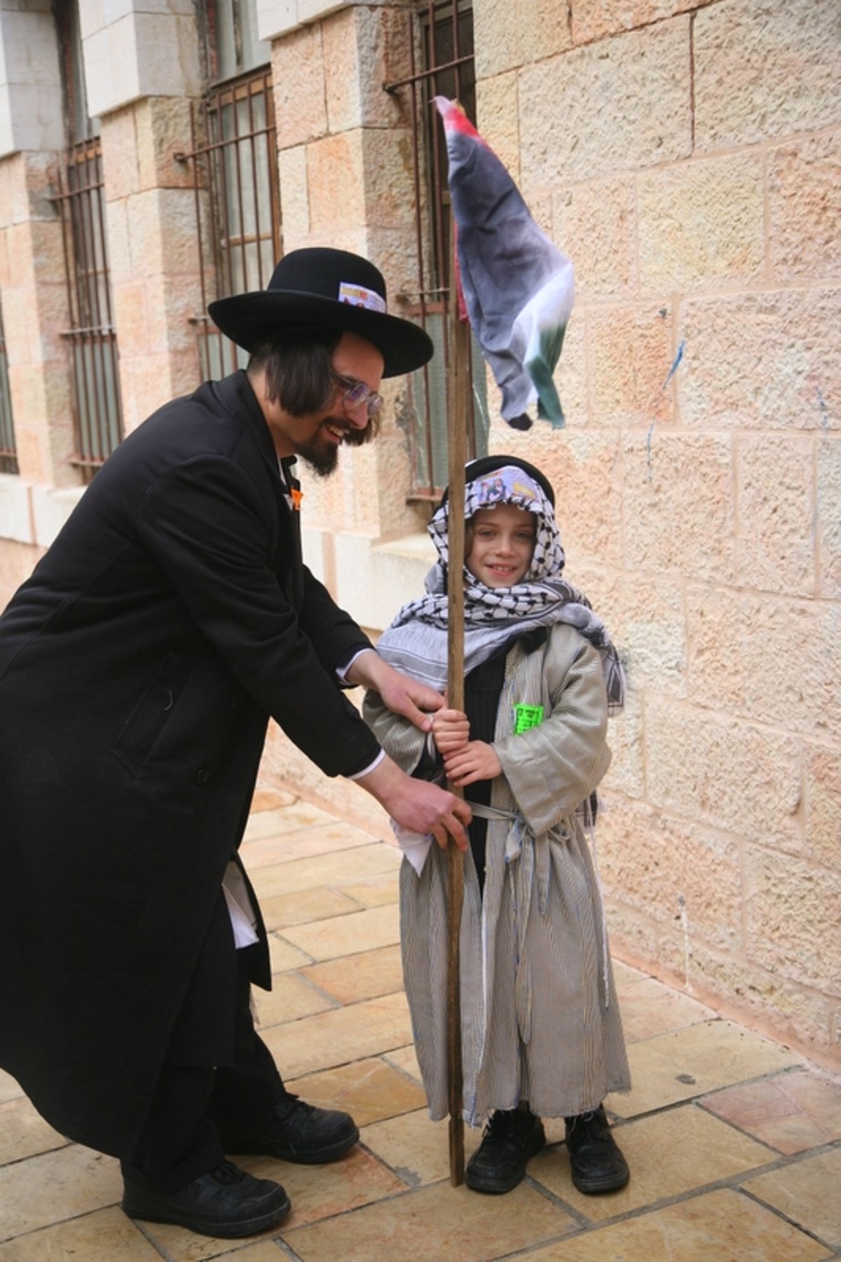 כך חוגגים קנאי ירושלים את פורים: שורפים דגלי ישראל