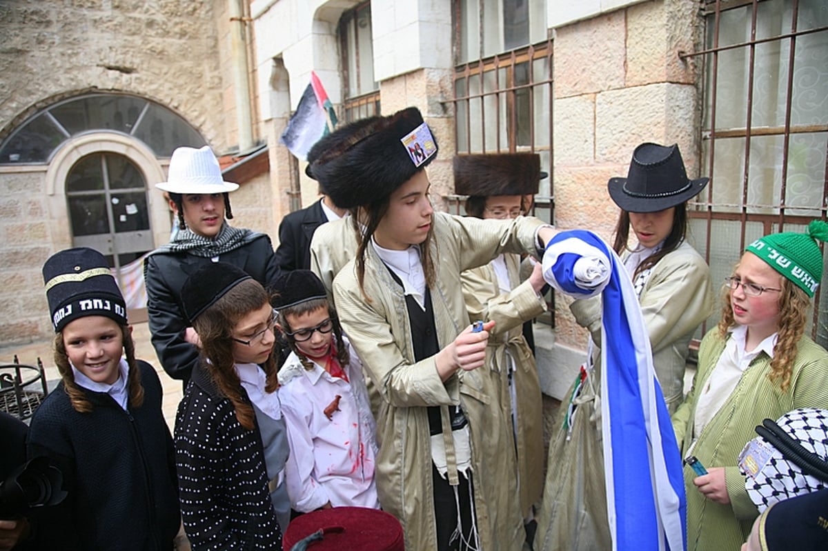 כך חוגגים קנאי ירושלים את פורים: שורפים דגלי ישראל